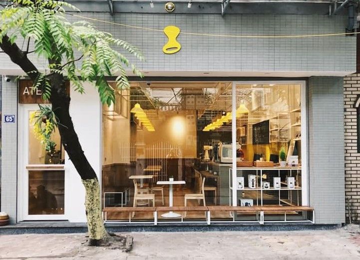 Quán Café 65 Tôn Thất Thiệp nổi tiếng với không gian lãng mạn và đặc trưng của thành phố Hồ Chí Minh. Với thiết kế mới, bạn sẽ có thể tận hưởng cà phê ngắm phố từ các góc nhìn độc đáo và chụp những bức ảnh tuyệt đẹp.